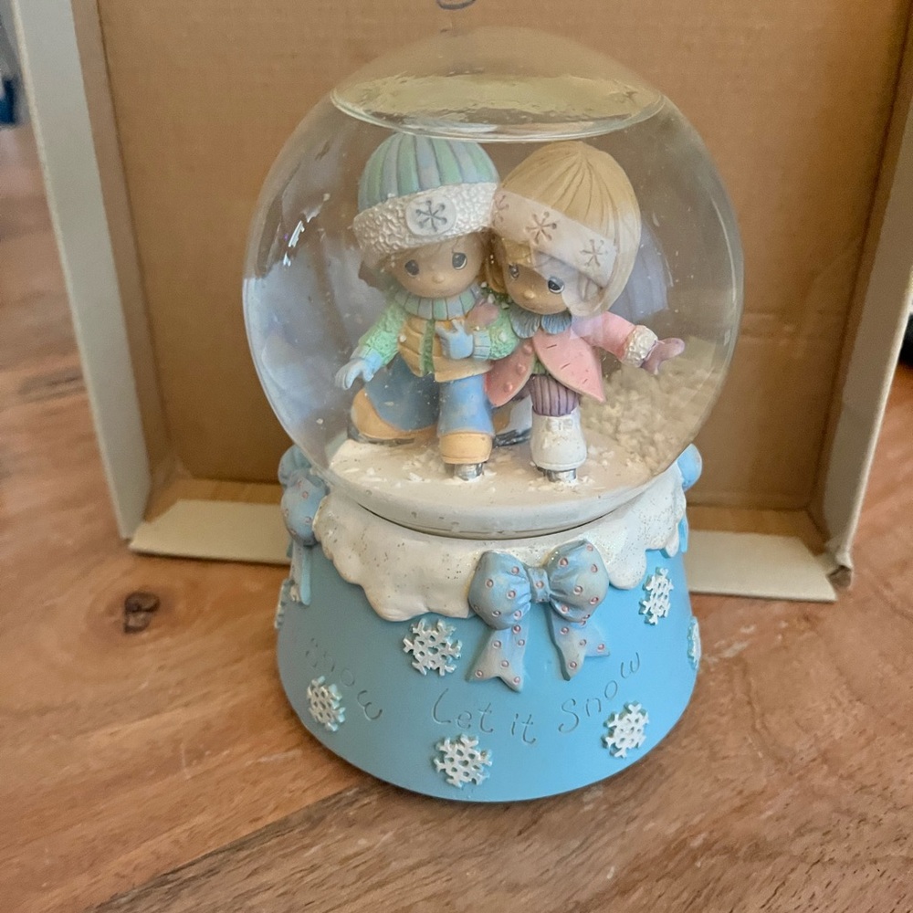 Precious Moments Snowglobe